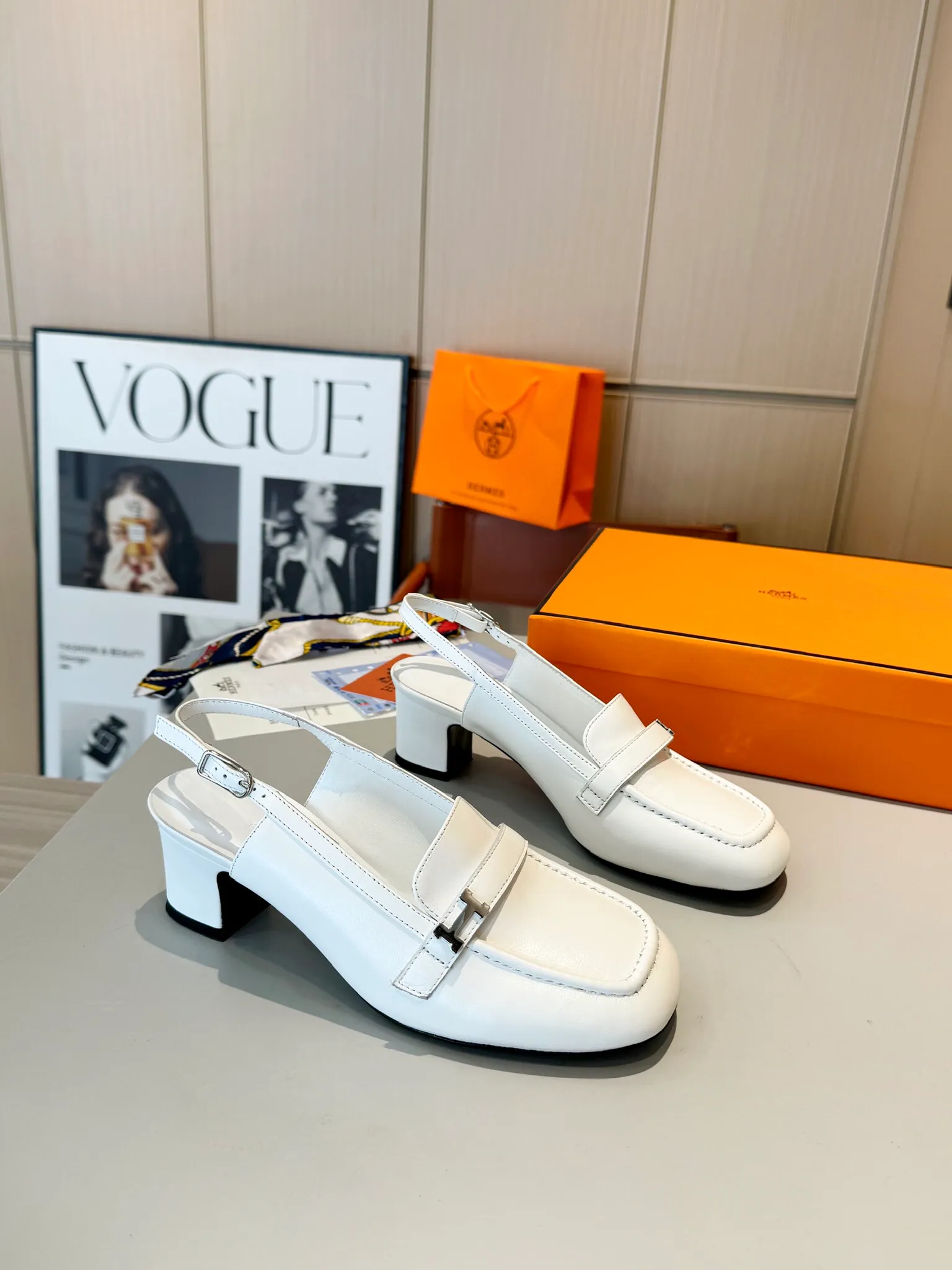 👟👟Ex-factory price 520👟👟 Hermes Groupie square-toe H-buckle mules, half-drag high heels and flat heels; the foot feel at the counter is invincible, groupie Mule shoes are made of h-buckle canvas and calfskin with mini silver Paris shoe buckles and contrasting piping. They are super beautiful in real life. Upper: imported original calfskin/original molded fabric. Lining: sheepskin. Outsole: Italian genuine leather outsole. Original packaging. Heel height: 5cm and 2 types of flat heel. Size: 35-41 (customized in size 42). Color: 6 colors.